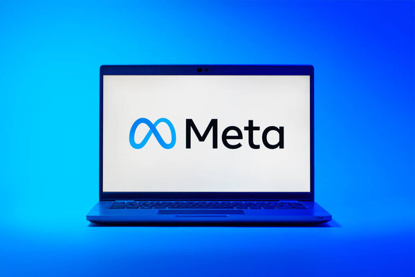 Прага, Чехия - 02 21 2025: Ноутбук на поверхности с логотипом Мета.