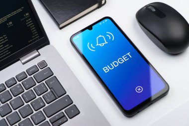 Bütçe kavramını ifade eden nesnelerin ofis masasında düzenlenmesi.