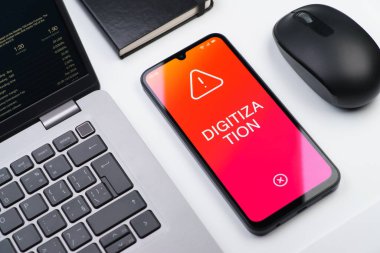 Sayısallaştırma kavramını ifade eden nesnelerin ofis masasında düzenlenmesi.