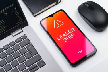 Liderlik kavramını ifade eden bir ofis masasında nesnelerin düzenlenmesi.