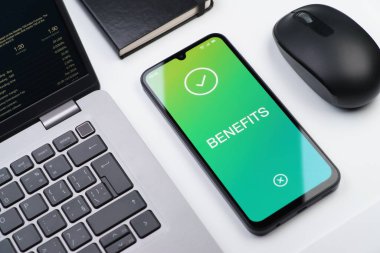 Faydaları ifade eden bir ofis masasında nesnelerin düzenlenmesi.