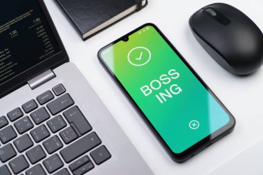 Ofis masasında patronluk taslayan nesnelerin düzenlenmesi.