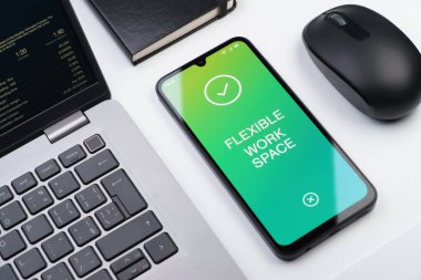 Esnek çalışma alanı kavramını ifade eden bir ofis masasında nesnelerin düzenlenmesi.