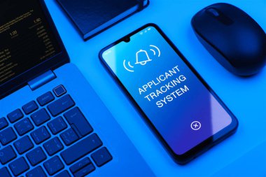 Uygulamalı İzleme Sistemi kavramını ifade eden bir ofis masasında nesnelerin düzenlenmesi.