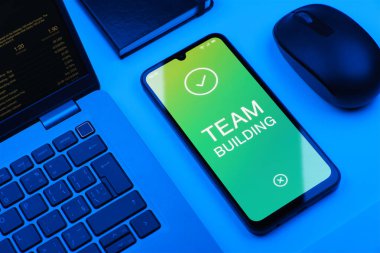 Takım oluşturma kavramını ifade eden bir ofis masasında nesnelerin düzenlenmesi.