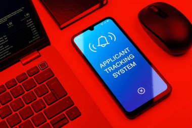 Uygulamalı İzleme Sistemi kavramını ifade eden bir ofis masasında nesnelerin düzenlenmesi.