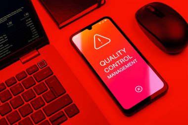 Kalite Kontrol Yönetimi kavramını ifade eden bir ofis masasında nesnelerin düzenlenmesi.