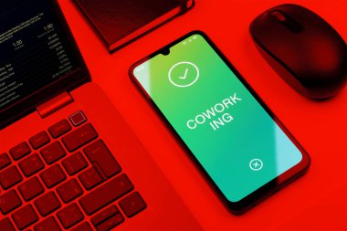 Çalışma konseptini ifade eden bir ofis masasında nesnelerin düzenlenmesi.