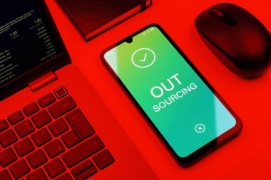 Dış kaynak kavramını ifade eden bir ofis masasında nesnelerin düzenlenmesi.