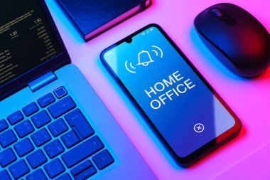 Ofis masasındaki nesnelerin düzenlenmesi İçişleri Bakanlığı kavramını ifade ediyor.