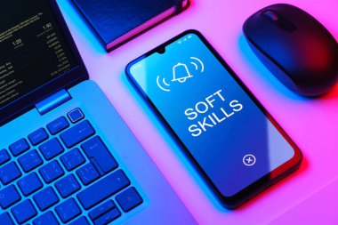 Bir ofis masasında yumuşak becerileri ifade eden nesnelerin düzenlenmesi.