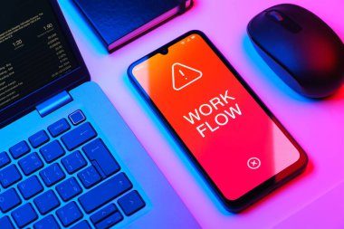 Çalışma akışı kavramını ifade eden nesnelerin bir ofis masasında düzenlenmesi.