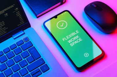 Esnek çalışma alanı kavramını ifade eden bir ofis masasında nesnelerin düzenlenmesi.