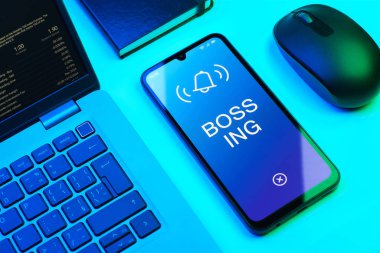 Ofis masasında patronluk taslayan nesnelerin düzenlenmesi.