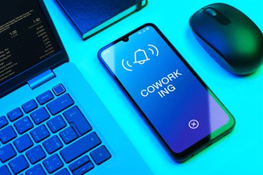 Çalışma konseptini ifade eden bir ofis masasında nesnelerin düzenlenmesi.