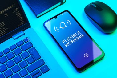 Esnek çalışma kavramını ifade eden bir ofis masasının üzerindeki nesnelerin düzenlenmesi.