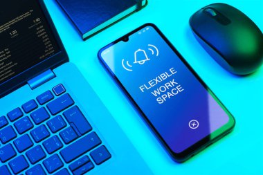 Esnek çalışma alanı kavramını ifade eden bir ofis masasında nesnelerin düzenlenmesi.