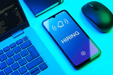 Bir ofis masasında işe alma kavramını ifade eden nesnelerin düzenlenmesi.