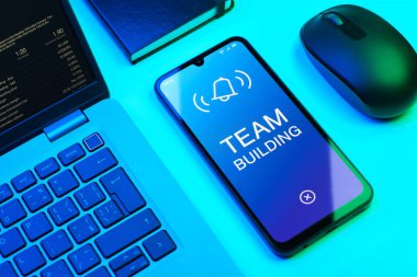 Takım oluşturma kavramını ifade eden bir ofis masasında nesnelerin düzenlenmesi.