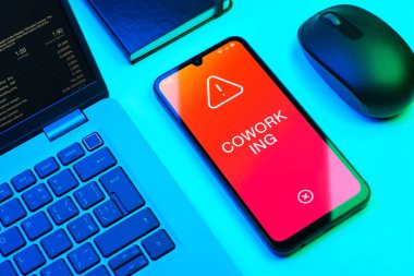 Çalışma konseptini ifade eden bir ofis masasında nesnelerin düzenlenmesi.