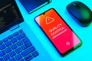 Kalite Kontrol Yönetimi kavramını ifade eden bir ofis masasında nesnelerin düzenlenmesi.