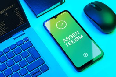Yokluk kavramını ifade eden bir ofis masasında nesnelerin düzenlenmesi.