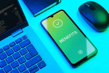 Faydaları ifade eden bir ofis masasında nesnelerin düzenlenmesi.