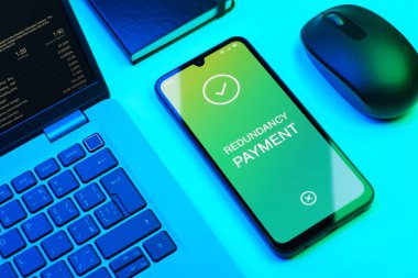 Yedek ödeme kavramını ifade eden bir ofis masasında nesnelerin düzenlenmesi.