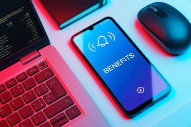 Faydaları ifade eden bir ofis masasında nesnelerin düzenlenmesi.