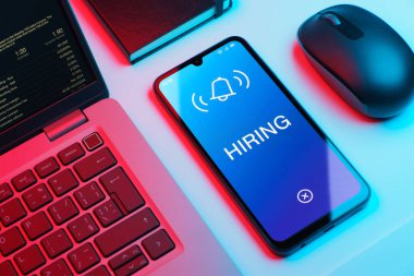 Bir ofis masasında işe alma kavramını ifade eden nesnelerin düzenlenmesi.