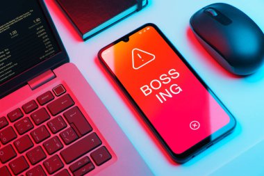 Ofis masasında patronluk taslayan nesnelerin düzenlenmesi.