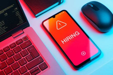 Bir ofis masasında işe alma kavramını ifade eden nesnelerin düzenlenmesi.