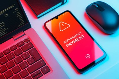 Yedek ödeme kavramını ifade eden bir ofis masasında nesnelerin düzenlenmesi.