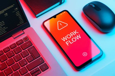 Çalışma akışı kavramını ifade eden nesnelerin bir ofis masasında düzenlenmesi.