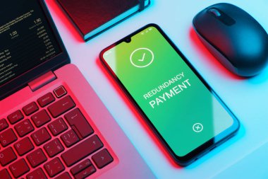 Yedek ödeme kavramını ifade eden bir ofis masasında nesnelerin düzenlenmesi.