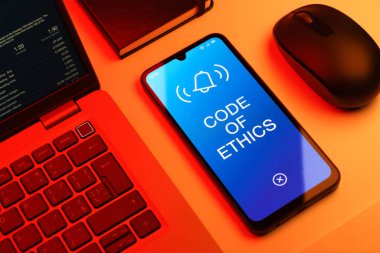 Ofis masasında ahlak kurallarını ifade eden nesnelerin düzenlenmesi.