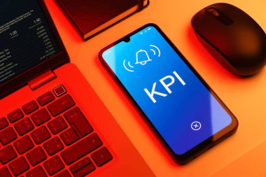 Bir ofis masasında KPI kavramını ifade eden nesnelerin düzenlenmesi.