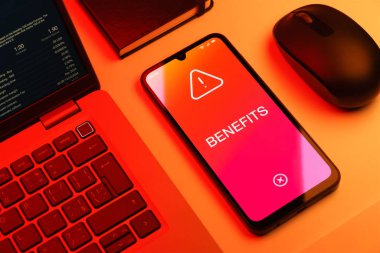 Faydaları ifade eden bir ofis masasında nesnelerin düzenlenmesi.