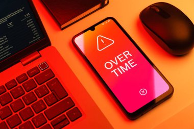 Fazla mesai kavramını ifade eden nesnelerin ofis masasında düzenlenmesi.