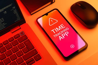 Zaman İzleme Uygulaması kavramını ifade eden bir ofis masasında nesnelerin düzenlenmesi.
