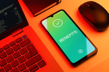 Faydaları ifade eden bir ofis masasında nesnelerin düzenlenmesi.