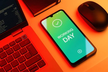 Çalışma Günü kavramını ifade eden nesnelerin ofis masasında düzenlenmesi.