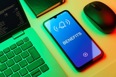 Faydaları ifade eden bir ofis masasında nesnelerin düzenlenmesi.