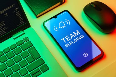 Takım oluşturma kavramını ifade eden bir ofis masasında nesnelerin düzenlenmesi.