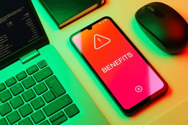 Faydaları ifade eden bir ofis masasında nesnelerin düzenlenmesi.