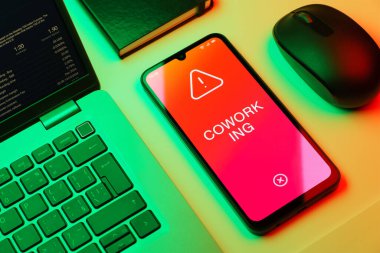 Çalışma konseptini ifade eden bir ofis masasında nesnelerin düzenlenmesi.