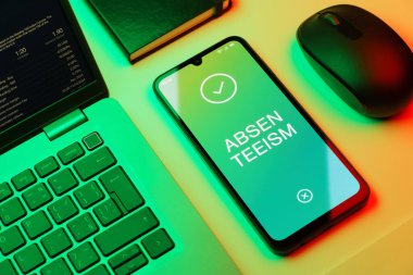 Yokluk kavramını ifade eden bir ofis masasında nesnelerin düzenlenmesi.