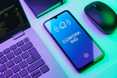 Çalışma konseptini ifade eden bir ofis masasında nesnelerin düzenlenmesi.