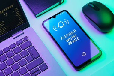Esnek çalışma alanı kavramını ifade eden bir ofis masasında nesnelerin düzenlenmesi.