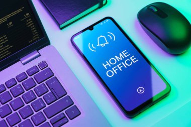 Ofis masasındaki nesnelerin düzenlenmesi İçişleri Bakanlığı kavramını ifade ediyor.